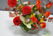 Compoziție cu orhidee, eustoma și trandafiri oranj cu dovleac — foto 3